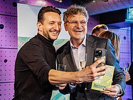 Patrik Hartl poktil spolu s maelkou, dcerou a herci Studia Dva svou novou...