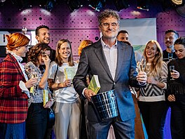 Patrik Hartl poktil spolu s maelkou, dcerou a herci Studia Dva svou novou...