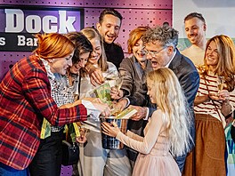 Patrik Hartl poktil spolu s maelkou, dcerou a herci Studia Dva svou novou...