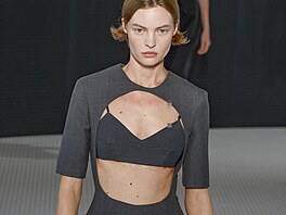 Italský návrhá� Simone Bellotti posunul trend na dal�í úrove�. �aty z jeho...