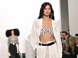 Odhalené spodní prádlo se do módy vrací pravideln� � a nadcházející sezony mu...