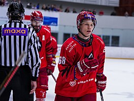 Úto�ník Mat�j Kubiesa z Frýdku-Místku slaví gól.