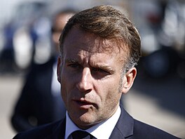 Francouzský prezident Emmanuel Macron hovo�í s noviná�i po p�íletu na mírový...