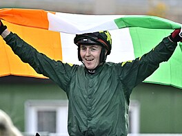 Irský okej Keith Donoghue s vlajkou slaví vítzství se Stumptownem na Velké...