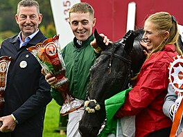 Keith Donoghue se Stumptownem s trofejí pro vítze Velké pardubické