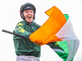 Irský okej Keith Donoghue s vlajkou slaví vítzství se Stumptownem na Velké...