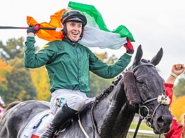 Irský okej Keith Donoghue s vlajkou slaví vítzství se Stumptownem na Velké...
