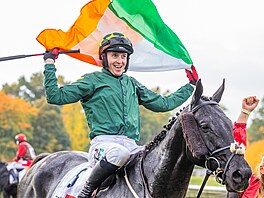 Irský okej Keith Donoghue s vlajkou slaví vítzství se Stumptownem na Velké...