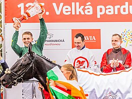 Keith Donoghue (vlevo) slaví s pohárem vítzství ve Velké pardubické, druhý...