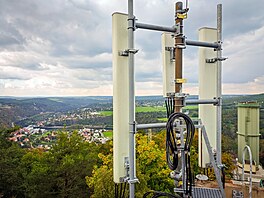 Výhledy od BTS spole�nosti Cetin na opu�t�né budov� betonárny nad �t�chovicemi