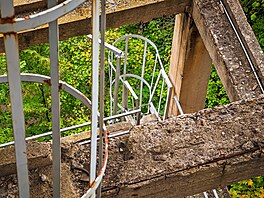Výhledy od BTS spole�nosti Cetin na opu�t�né budov� betonárny nad �t�chovicemi
