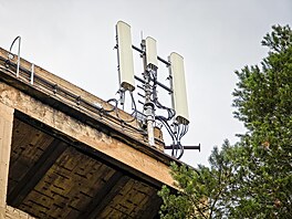 Výhledy od BTS spole�nosti Cetin na opu�t�né budov� betonárny nad �t�chovicemi
