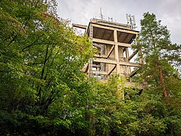 Výhledy od BTS spole�nosti Cetin na opu�t�né budov� betonárny nad �t�chovicemi