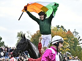 Keith Michael Donoghue slaví s irskou vlajkou ovládnutí Velké pardubické.