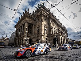 Závodní speciály projídjí Prahou pi spanilé jízd ped Stedoevropskou rallye