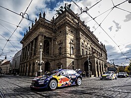 Závodní speciály projídjí Prahou pi spanilé jízd ped Stedoevropskou rallye