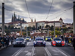 Závodní speciály projídjí Prahou pi spanilé jízd ped Stedoevropskou rallye