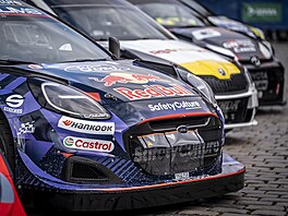 Závodní speciály pi spanilé jízd Prahou ped Stedoevropskou rallye. V...