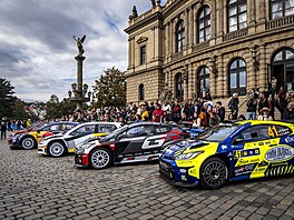 Závodní speciály pi spanilé jízd Prahou ped Stedoevropskou rallye