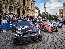 Závodní speciály pi spanilé jízd Prahou ped Stedoevropskou rallye