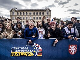 Fanouci ekají na závodníky bhem spanilé jízdy Prahou ped Stedoevropskou...