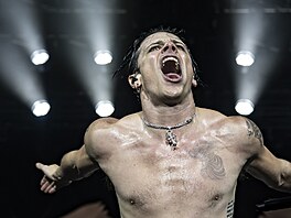 Britský zpvák Yungblud dorazil do Prahy. (17. íjna 2025)