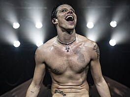 Britský zpvák Yungblud dorazil do Prahy. (17. íjna 2025)