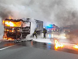 Poár kamionu na 50,5 km D11 (14. íjna 2025)