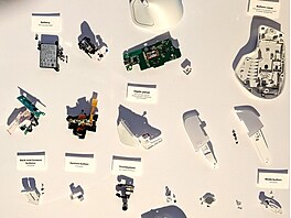 Rozborka bíle varianty poítaové myi Logitech MX4 Master 4, kterou si údajn...