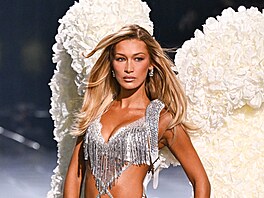 Bella Hadidová na pehlídce Victorias Secret v New Yorku (15. íjna 2025)
