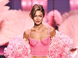 Gigi Hadidová na pehlídce Victorias Secret v New Yorku (15. íjna 2025)