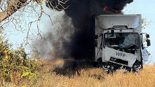 Humanitrn konvoj OSN se na jihu Ukrajiny stal terem ruskho dronovho toku. (14. jna 2025)