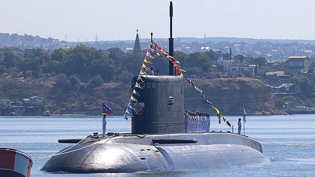 Rut nmonci se rovnaj do ady na palub ponorky Novorossijsk bhem zkouky na pehldku k Dni nmonictva v ernomoskm pstavu Sevastopol na Krymu. (26. ervence 2019)