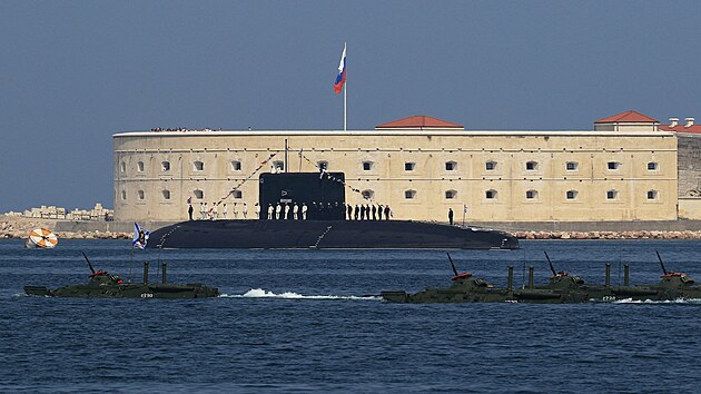 Rut nmonci se rovnaj do ady na palub ponorky Novorossijsk bhem pehldky k Dni nmonictva v ernomoskm pstavu Sevastopol na Krymu. (31. ervence 2016)
