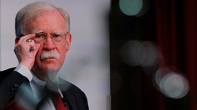 Nkdej poradce prezidenta Donalda Trumpa John Bolton bhem pednky se studenty na Harvardov univerzit (29. z 2025)