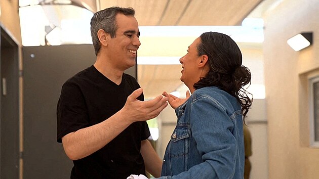 Proputn rukojm Omri Miran, kterho Hams drel v Psmu Gazy, se v Reim v Izraeli shledal se svou enou. (13. jna 2025)