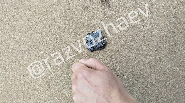 Na plch ruskho ernomoskho letoviska Anapa se znovu objevily ropn skvrny. (12. jna 2025)