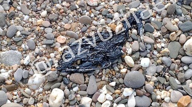 Na plch ruskho ernomoskho letoviska Anapa se znovu objevily ropn skvrny. (12. jna 2025)