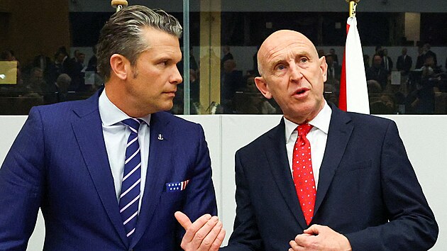 Americk ministr obrany Pete Hegseth a jeho britsk protjek John Healey na jednn NATO v Bruselu (15. jna 2025)