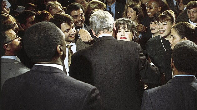 Monica Lewinská objímá prezidenta Billa Clintona na dobro�inné akci demokrat�....