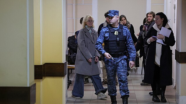 Osmnctilet hudebnice Diana Loginovov pichz k soudnmu jednn v ruskm Petrohradu. (16. jna 2025)