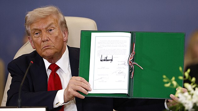 Americk prezident Donald Trump v Egypt pzuje s podepsanou dohodou na summitu svtovch ldr o ukonen vlky v Gaze. (13. jna 2025)