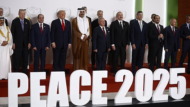 Svtov ldi pzuj na summitu o ukonen vlky v Gaze, kter se konal v egyptskm arm a-ajchu. (13. jna 2025)