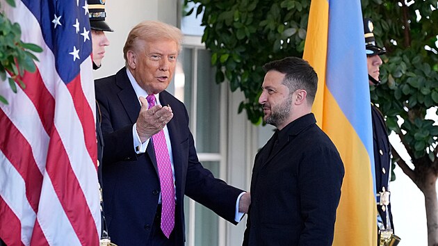 Americk� prezident Donald Trump v�t� v B�l�m dom� ukrajinsk�ho l�dra Volodymyra Zelensk�ho. (17. ��jna 2025)