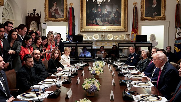 Americk prezident Donald Trump se setkv s ukrajinskm prezidentem Volodymyrem Zelenskm pi obd v Blm dom. (17. jna 2025)