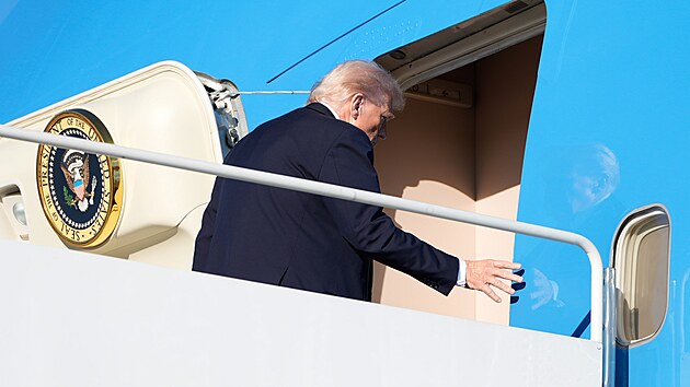 Prezident Donald Trump kr��� po jedn�n� s Volodymyrem Zelensk�m na palubu letounu Air Force One. (17. ��jna 2025)