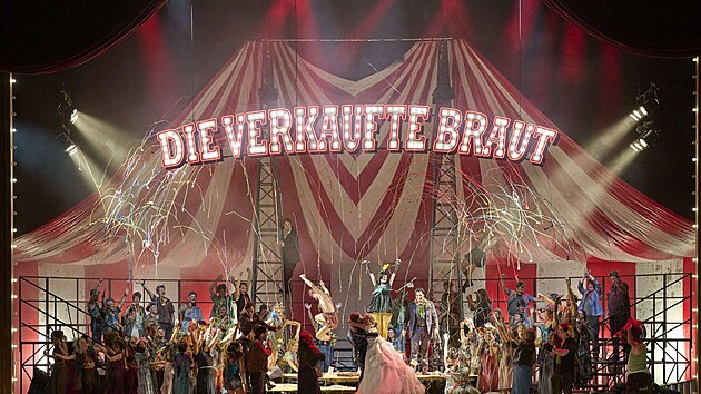 Scna z inscenace Smetanovy Prodan nevsty ve Vdesk sttn opee