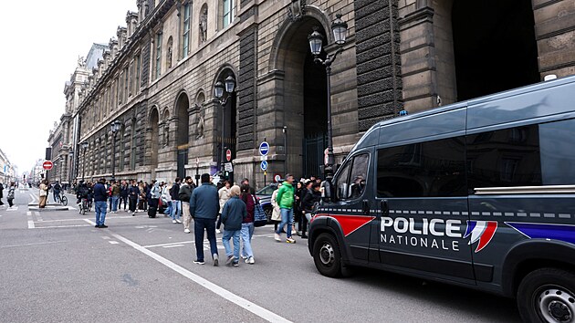 Policist� zasahuj� v pa��sk�m Louvru pot�, co odsud zlod�ji ukradli vz�cn� �perky. (19. ��jna 2025)
