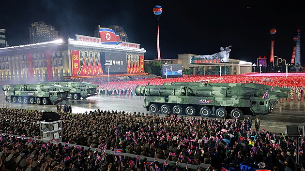 Novou mezikontinentln raketu Hwasong-20 na velk vojensk pehldce pedstavila Severn Korea. (10. jna 2025)