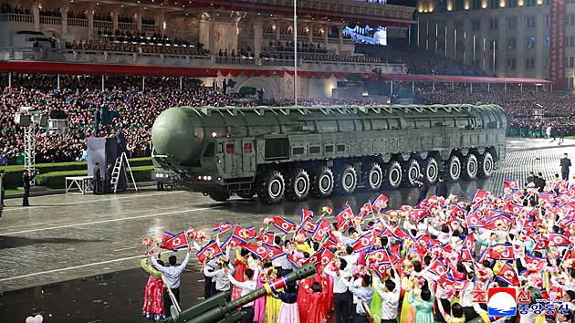 Novou mezikontinentln raketu Hwasong-20 na velk vojensk pehldce pedstavila Severn Korea. (10. jna 2025)
